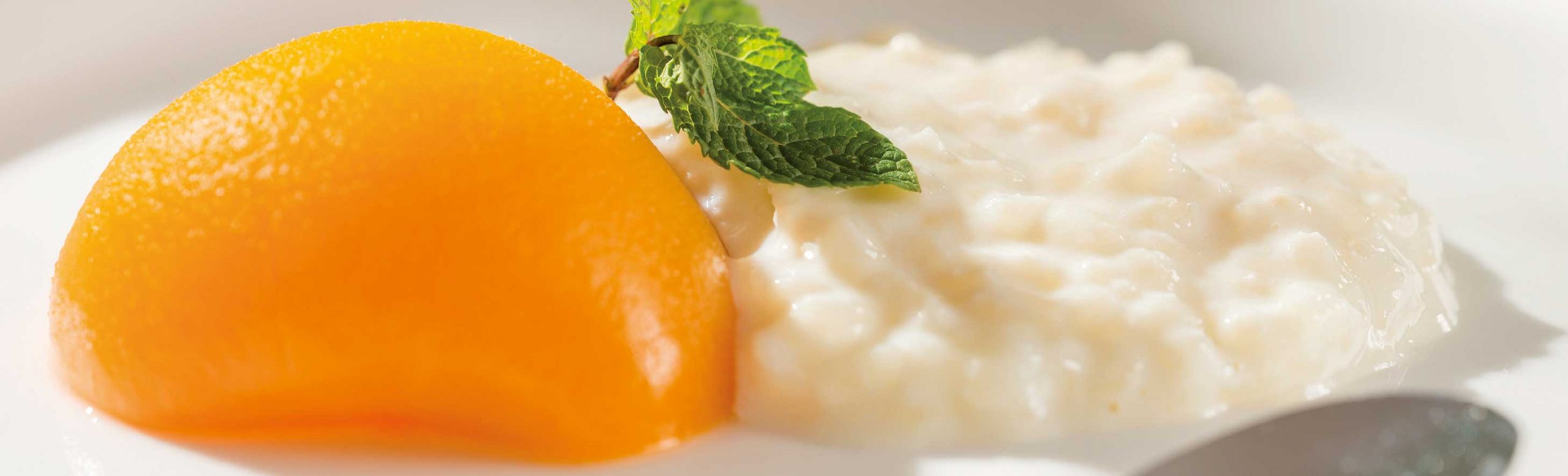 Rice pudding with peaches